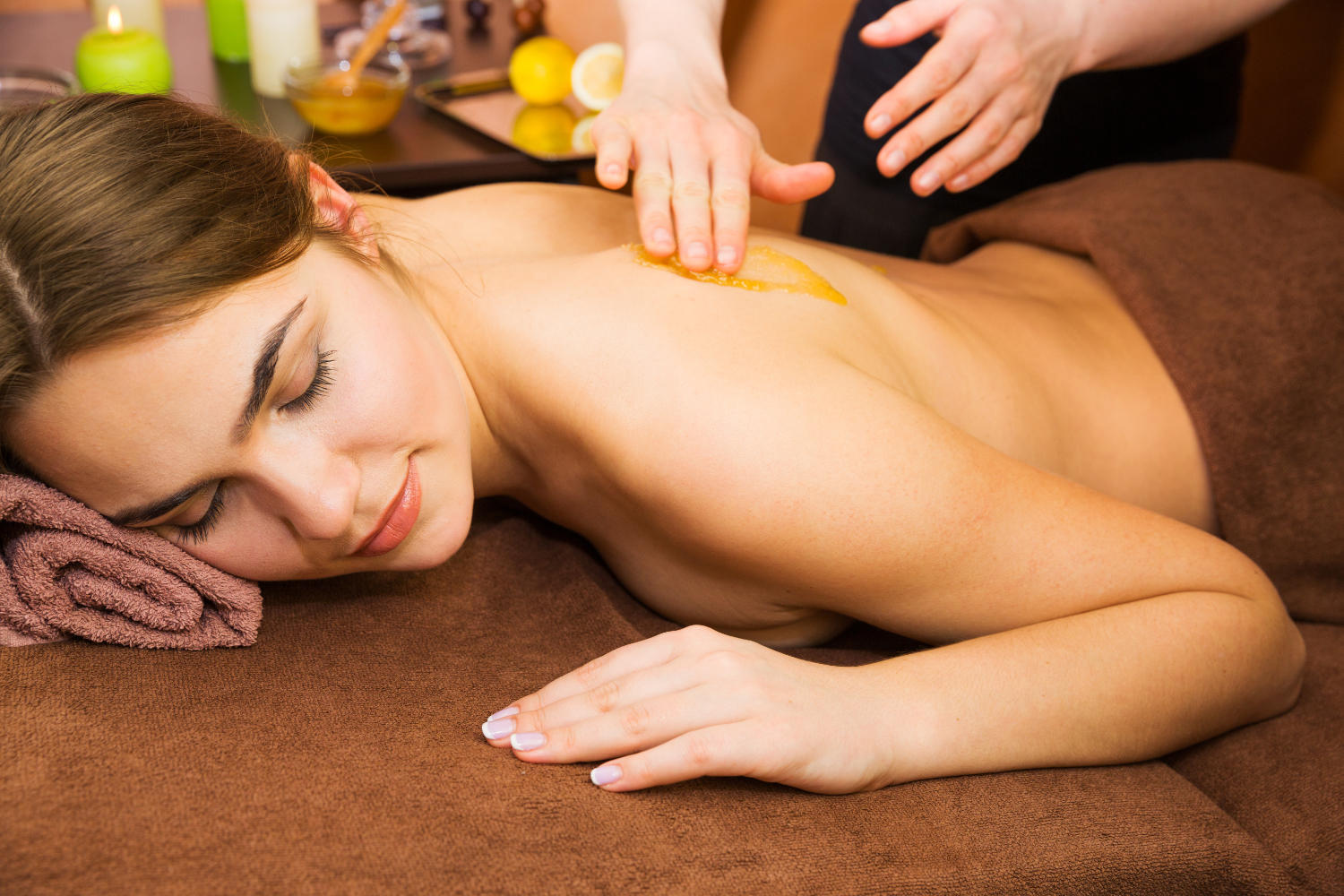 Spinal column massage with St. John's wort oil - Aux Mains Sages